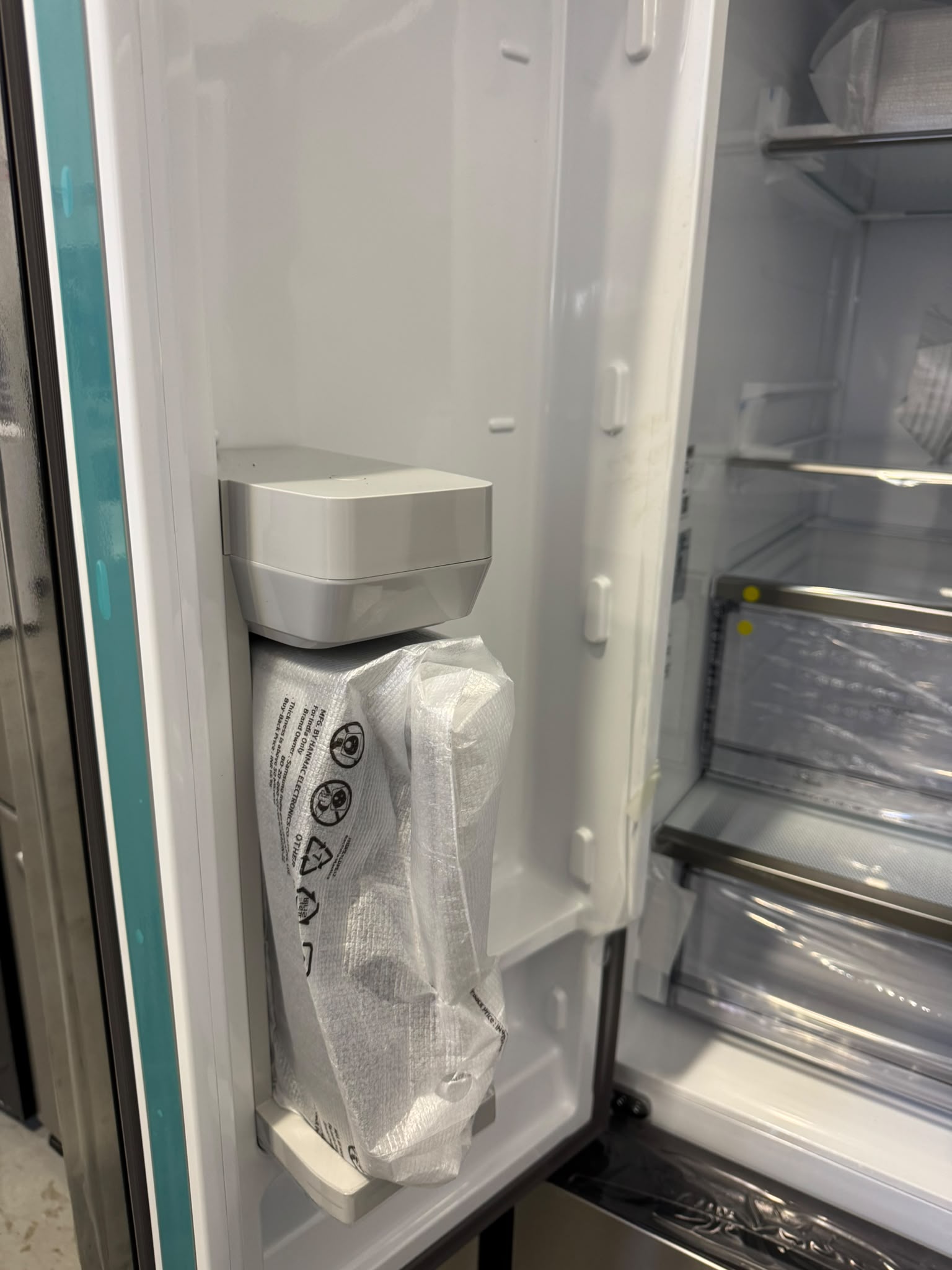Samsung BESPOKE 36" French Door Refrigerator – RF30BB6600QLAA - Image 4